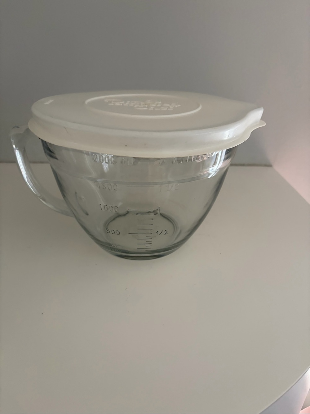 Pampered chef’s batter mixing Bowl with White Lid - Home Kitchen